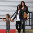  Kourtney Kardashian, son fils Mason, et ses soeurs Kim Kardashian (enceinte), Khloe Kardashian et Kylie Jenner se rendent au bowling lors du tournage de leur t&eacute;l&eacute;-r&eacute;alit&eacute; "Keeping Up with the Kardashians" &agrave; Calabasas, le 1er juillet 2015. 5 - Calabasas 