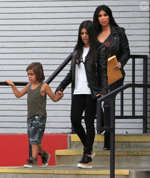 Kourtney Kardashian, son fils Mason, et ses soeurs Kim Kardashian (enceinte), Khloe Kardashian et Kylie Jenner se rendent au bowling lors du tournage de leur télé-réalité "Keeping Up with the Kardashians" à Calabasas, le 1er juillet 2015. 5 - Calabasas