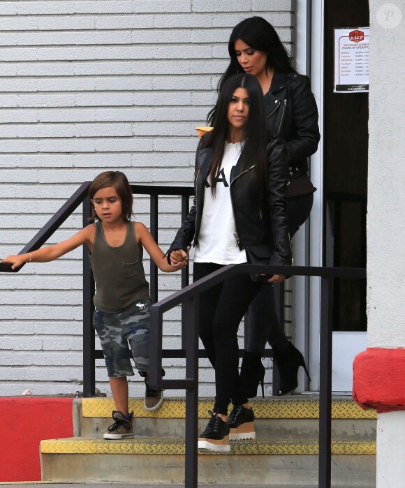 Kourtney Kardashian, son fils Mason, et ses soeurs Kim Kardashian (enceinte), Khloe Kardashian et Kylie Jenner se rendent au bowling lors du tournage de leur télé-réalité "Keeping Up with the Kardashians" à Calabasas, le 1er juillet 2015.  