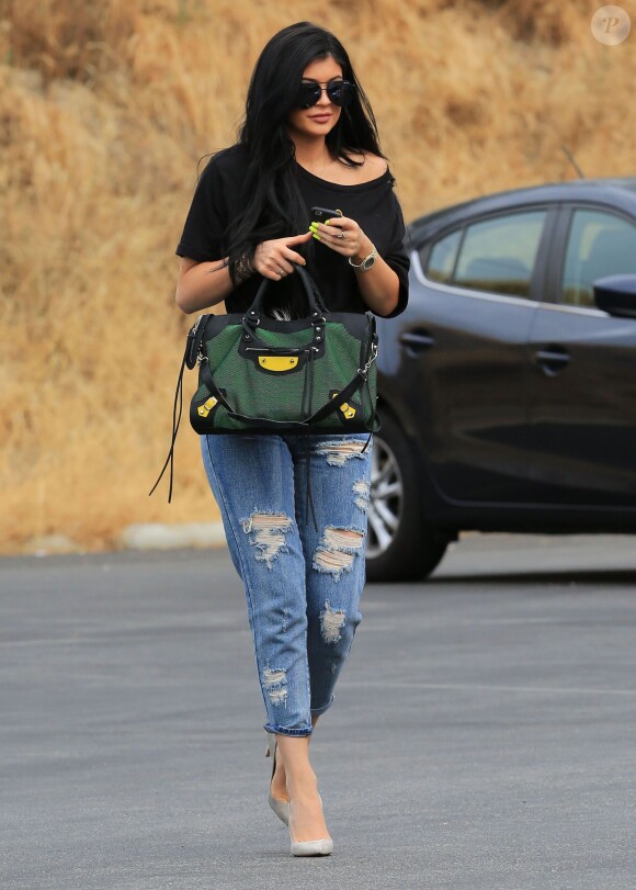 Kourtney Kardashian, son fils Mason, et ses soeurs Kim Kardashian (enceinte), Khloe Kardashian et Kylie Jenner se rendent au bowling lors du tournage de leur télé-réalité "Keeping Up with the Kardashians" à Calabasas, le 1er juillet 2015.  