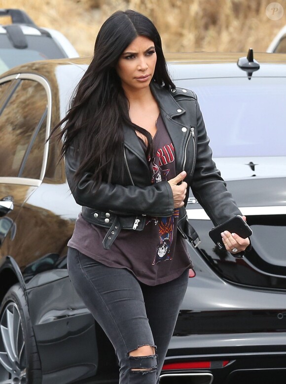 Kourtney Kardashian, son fils Mason, et ses soeurs Kim Kardashian (enceinte), Khloe Kardashian et Kylie Jenner se rendent au bowling lors du tournage de leur télé-réalité "Keeping Up with the Kardashians" à Calabasas, le 1er juillet 2015. 