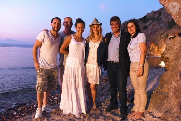 Le réalisateur Yann Forhan, Dominique Pester, Lorie, la chanteuse Joyy, ainsi que le maire de Théoule-sur-Mer et son adjointe, sur le tournage du clip Parti Party de la chanteuse Joyy, le lundi 29 juin 2015.