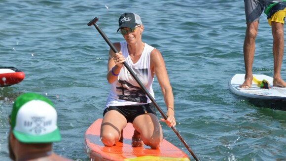 Estelle Lefébure sportive engagée : Tout sourire sur son paddle, la star rayonne
