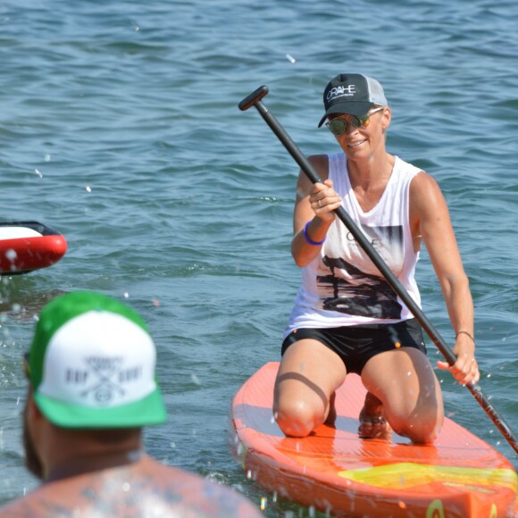 Exclusif - Estelle Lefébure lors de la sixième édition du Waxx summer sup challenge à Bandol, le 4 juillet 2015. Estelle Lefébure, marraine de l'association "Ninoo" pour enfants autistes, a tenu à participer à une course au profit du petit Edgar. 