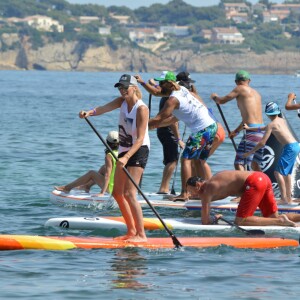 Exclusif - Estelle Lefébure lors de la sixième édition du Waxx summer sup challenge à Bandol, le 4 juillet 2015. Estelle Lefébure, marraine de l'association "Ninoo" pour enfants autistes, a tenu à participer à une course au profit du petit Edgar. 