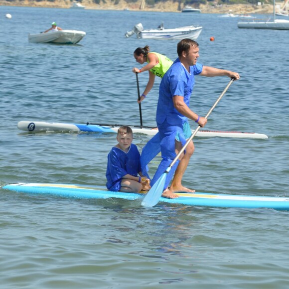 Exclusif - Estelle Lefébure lors de la sixième édition du Waxx summer sup challenge à Bandol, le 4 juillet 2015. Estelle Lefébure, marraine de l'association "Ninoo" pour enfants autistes, a tenu à participer à une course au profit du petit Edgar. 