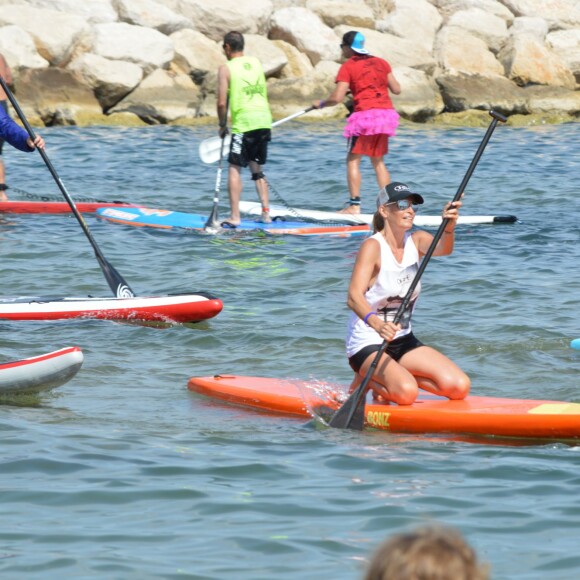 Exclusif - Estelle Lefébure lors de la sixième édition du Waxx summer sup challenge à Bandol, le 4 juillet 2015. Estelle Lefébure, marraine de l'association "Ninoo" pour enfants autistes, a tenu à participer à une course au profit du petit Edgar.  