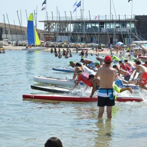 Exclusif - Estelle Lefébure lors de la sixième édition du Waxx summer sup challenge à Bandol, le 4 juillet 2015. Estelle Lefébure, marraine de l'association "Ninoo" pour enfants autistes, a tenu à participer à une course au profit du petit Edgar. 