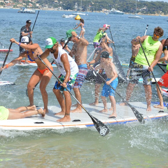 Exclusif - Estelle Lefébure lors de la sixième édition du Waxx summer sup challenge à Bandol, le 4 juillet 2015. Estelle Lefébure, marraine de l'association "Ninoo" pour enfants autistes, a tenu à participer à une course au profit du petit Edgar. 