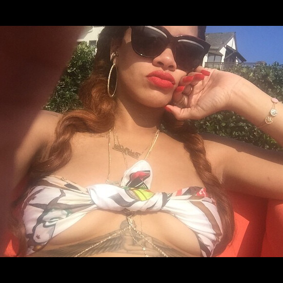 Rihanna : Selfie sexy avec un carré hermes en guise de top de bikini pour la bombe !