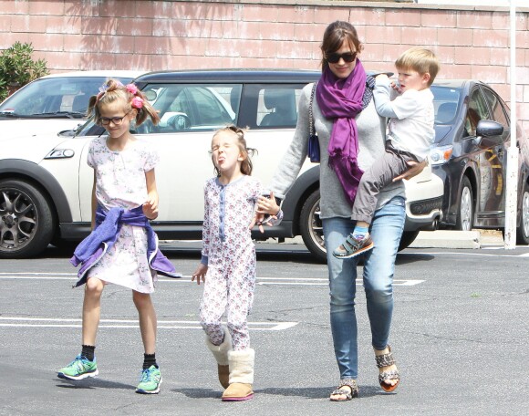 Jennifer Garner emmène ses enfants Seraphina, Violet et Samuel chez le dentiste à Brentwood le 18 mai 2015