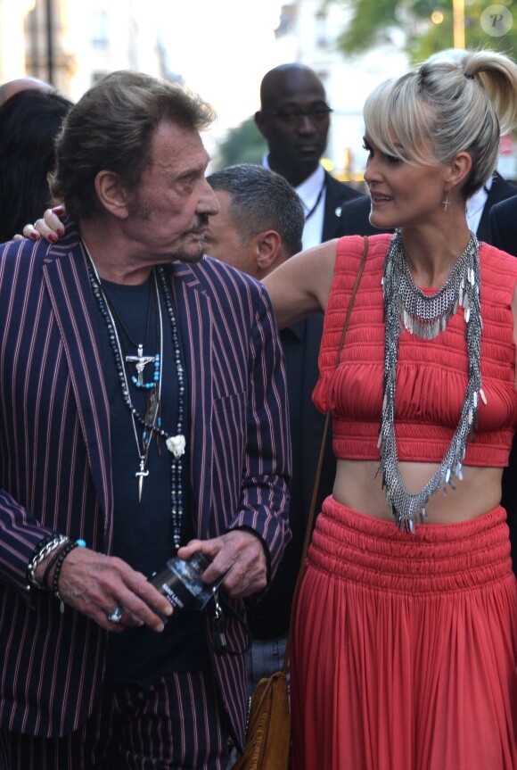 Johnny Hallyday et sa femme Laeticia Hallyday arrivent au défilé Saint Laurent homme collection printemps-été 2016 au Carreau du Temple lors de la Fashion Week à Paris, le 28 juin 2015.
