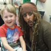 Johnny Depp grimé en Jack Sparrow visite un hôpital pour enfants de Brisbane le 7 juillet 2015.