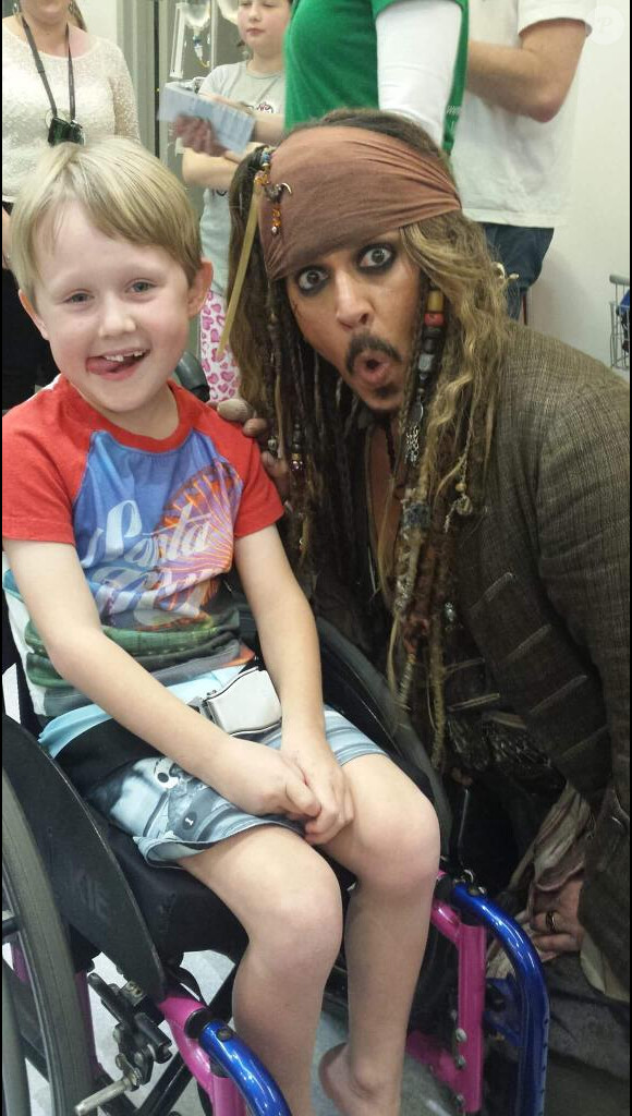 Johnny Depp grimé en Jack Sparrow visite un hôpital pour enfants de Brisbane le 7 juillet 2015.