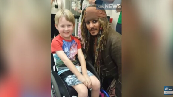 Le petit Max Bennett lors de sa rencontre avec Johnny 'Jack Sparrow' Depp à Brisbane le 7 juillet 2015.