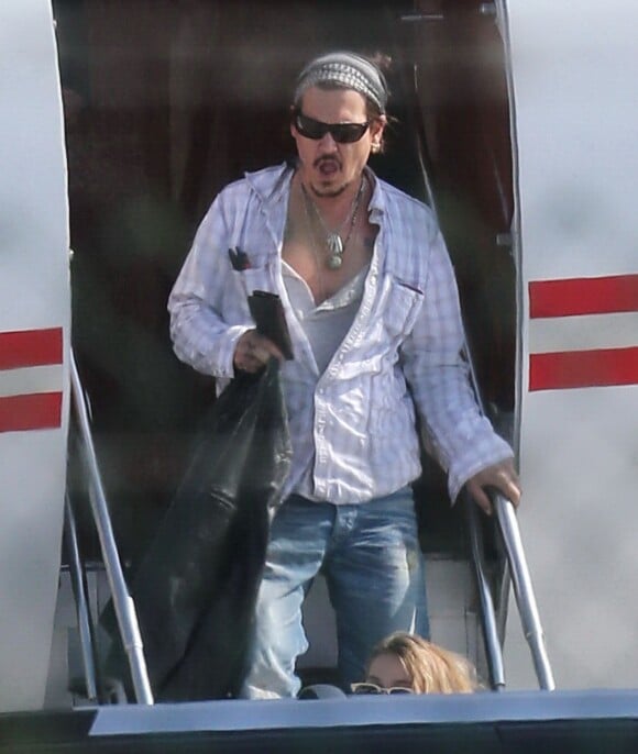 Exclusif - Johnny Depp et sa femme Amber Heard sortent d'un jet privé à Los Angeles, le 25 mai 2015.