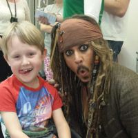 Johnny Depp, en Jack Sparrow, crée la surprise dans un hôpital pour enfants