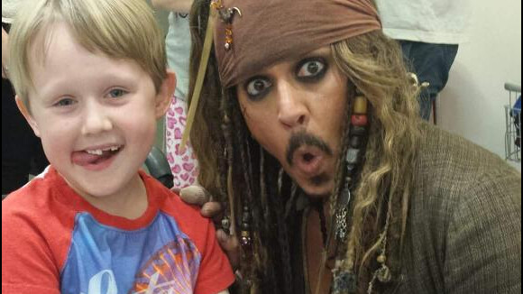 Johnny Depp, en Jack Sparrow, crée la surprise dans un hôpital pour enfants