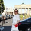 Eva Herzigova arrive Porte de Brandebourg pour assister au défilé Marc Cain (collection printemps-été 2016). Berlin, le 7 juillet 2015.