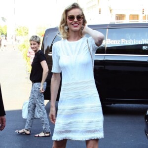 Eva Herzigova arrive Porte de Brandebourg pour assister au défilé Marc Cain (collection printemps-été 2016). Berlin, le 7 juillet 2015.