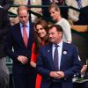 Le duc et la duchesse de Cambridge accompagnés de Philip Brook, président du All England Lawn Tennis and Croquet Club, au tournoi de Wimbledon à Londres, le 8 juillet 2015.