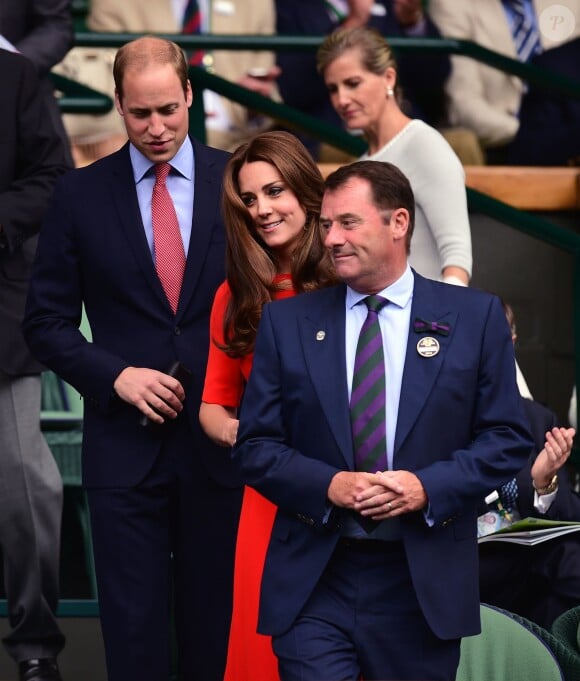 Le duc et la duchesse de Cambridge accompagnés de Philip Brook, président du All England Lawn Tennis and Croquet Club, au tournoi de Wimbledon à Londres, le 8 juillet 2015.