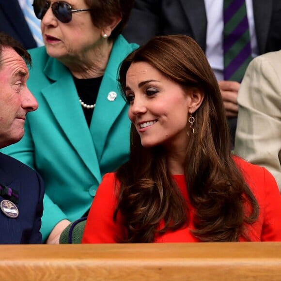 La duchesse de Cambridge accompagnée de Philip Brook, président du All England Lawn Tennis and Croquet Club, au tournoi de Wimbledon à Londres, le 8 juillet 2015. 