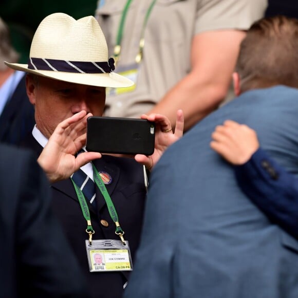 David Beckham et son fils Romeo au match d'Andy Murray au tournoi de Wimbledon à Londres, le 8 juillet 2015.