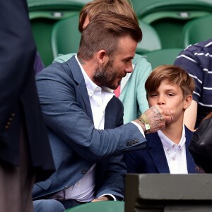 David Beckham et son fils Romeo au match d'Andy Murray au tournoi de Wimbledon à Londres, le 8 juillet 2015.