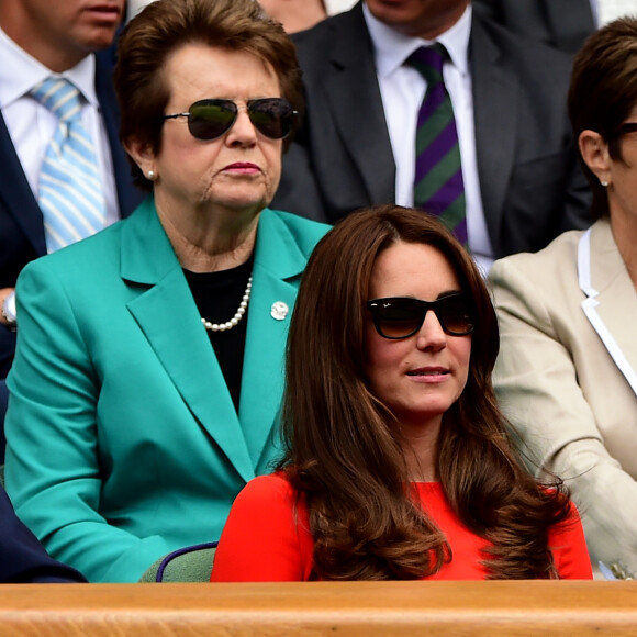 Le duc et la duchesse de Cambridge devant la légende du tennis Billie Jean King et sa compagne Ilana Kloss au tournoi de Wimbledon à Londres, le 8 juillet 2015.