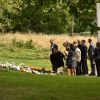 Le prince William, duc de Cambridge, dépose des fleurs en mémoire des victimes des attentats de Londres du 7 juillet 2005.