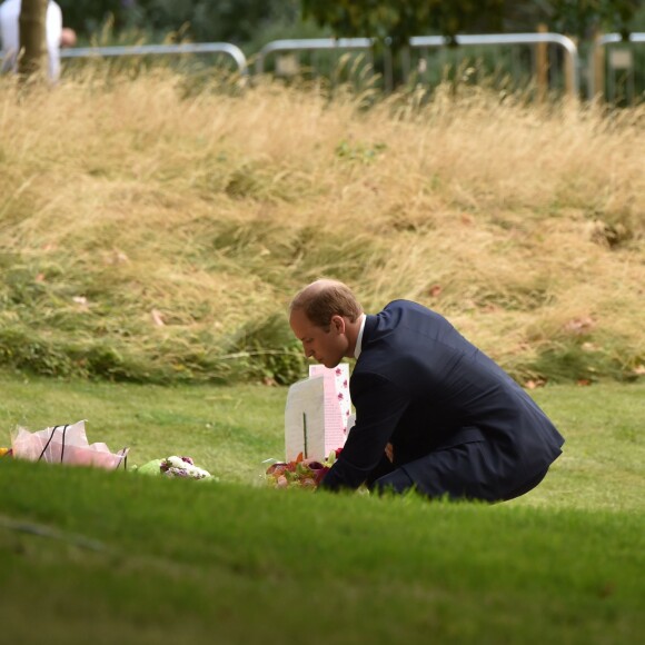 Le prince William, duc de Cambridge, dépose des fleurs en mémoire des victimes des attentats de Londres du 7 juillet 2005.