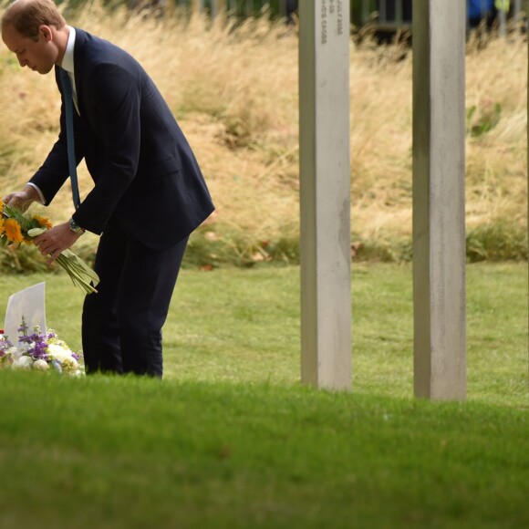 Le prince William, duc de Cambridge, dépose des fleurs en mémoire des victimes des attentats de Londres du 7 juillet 2005.