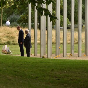 Le prince William, duc de Cambridge, dépose des fleurs en mémoire des victimes des attentats de Londres du 7 juillet 2005.