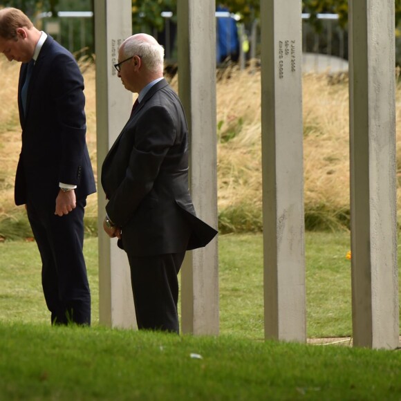 Le prince William, duc de Cambridge, dépose des fleurs en mémoire des victimes des attentats de Londres du 7 juillet 2005.