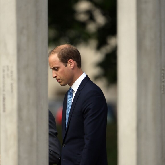 Le prince William, duc de Cambridge, dépose des fleurs en mémoire des victimes des attentats de Londres du 7 juillet 2005.
