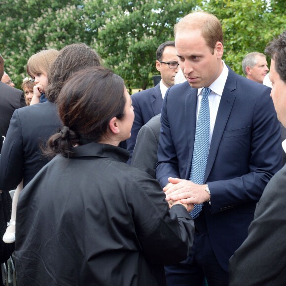 Le prince William, duc de Cambridge, dépose des fleurs en mémoire des victimes des attentats de Londres du 7 juillet 2005.