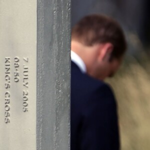 Le prince William, duc de Cambridge, dépose des fleurs en mémoire des victimes des attentats de Londres du 7 juillet 2005.