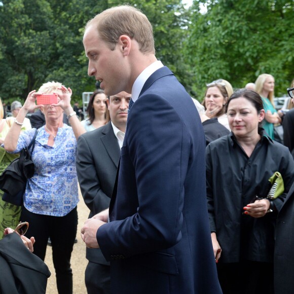 Le prince William, duc de Cambridge, dépose des fleurs en mémoire des victimes des attentats de Londres du 7 juillet 2005.