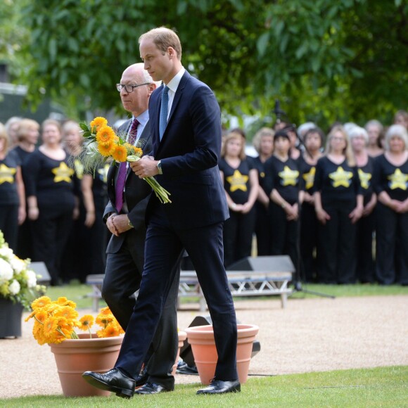 Le prince William, duc de Cambridge, dépose des fleurs en mémoire des victimes des attentats de Londres du 7 juillet 2005.
