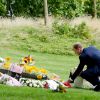 Le prince William, duc de Cambridge, dépose des fleurs en mémoire des victimes des attentats de Londres du 7 juillet 2005.