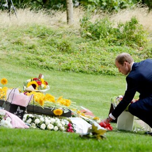 Le prince William, duc de Cambridge, dépose des fleurs en mémoire des victimes des attentats de Londres du 7 juillet 2005.