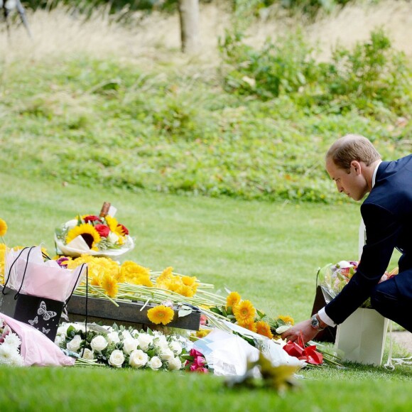 Le prince William, duc de Cambridge, dépose des fleurs en mémoire des victimes des attentats de Londres du 7 juillet 2005.