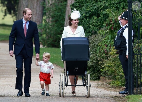 Le prince William, Kate Middleton, leur fils George leur fille, la princesse Charlotte de Cambridge, après le baptême de Charlotte en l'église St. Mary Magdalene à Sandringham, le 5 juillet 2015.