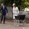 Le prince William, Kate Middleton, leur fils George leur fille, la princesse Charlotte de Cambridge, après le baptême de Charlotte en l'église St. Mary Magdalene à Sandringham, le 5 juillet 2015.