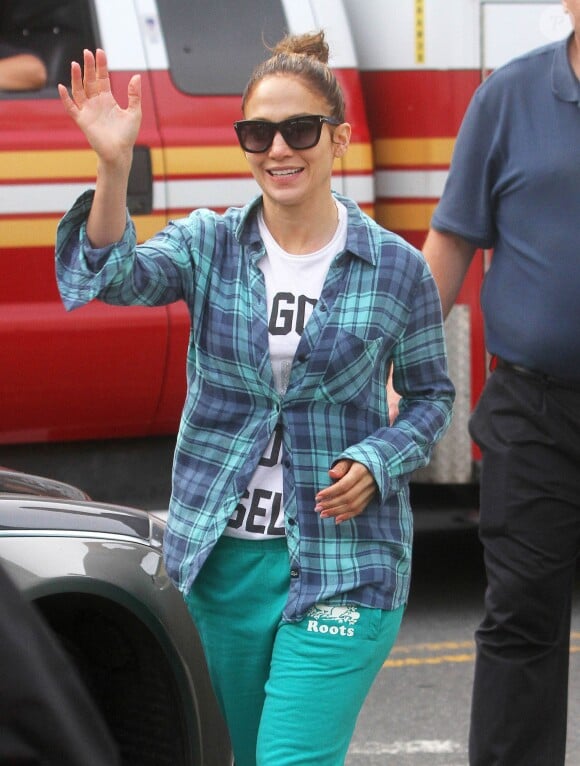 Jennifer Lopez quitte le tournage de la série "Shades of Blue" à New York, le 15 juin 2015.  