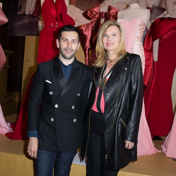 Alexis Mabille et Valérie Trierweiler lors du défilé "Alexis Mabille" Haute Couture Automne-Hiver 2015/2016 à l'Opéra Garnier à Paris, le 8 juillet 2015