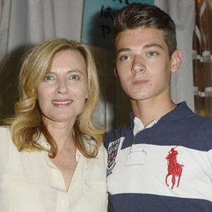 Valérie Trierweiler et son fils Léonard lors de l'inauguration de la Fête des Tuileries à Paris le 26 juin 2015