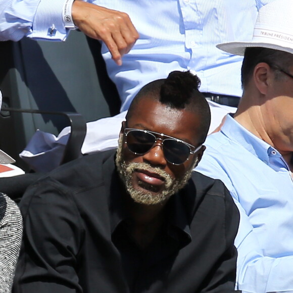 Djibril Cissé dans les tribunes des Internationaux de France de tennis de Roland Garros à Paris le 1er juin 2015