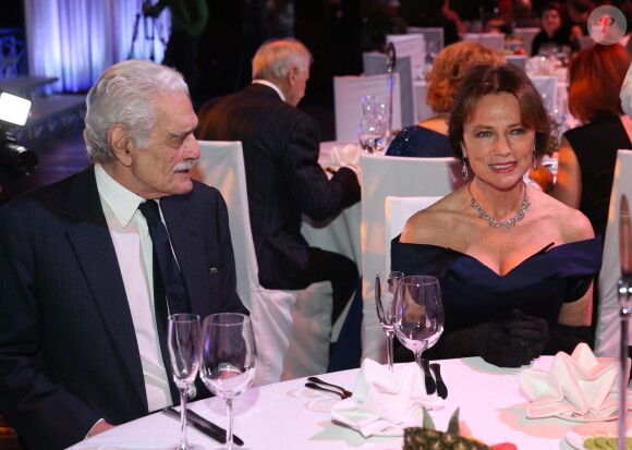 Omar Sharif et Jacqueline Bisset assistent à un gala de charité, organisé par la "Federation Foundation" à Moscou, le 28 novembre 2014
